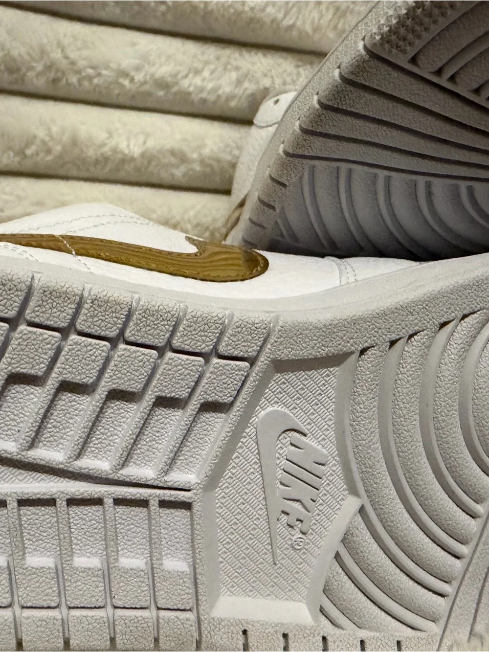 Women's Jordan 1 Low SE White/ Metallic Gold-White (CZ4776 100)